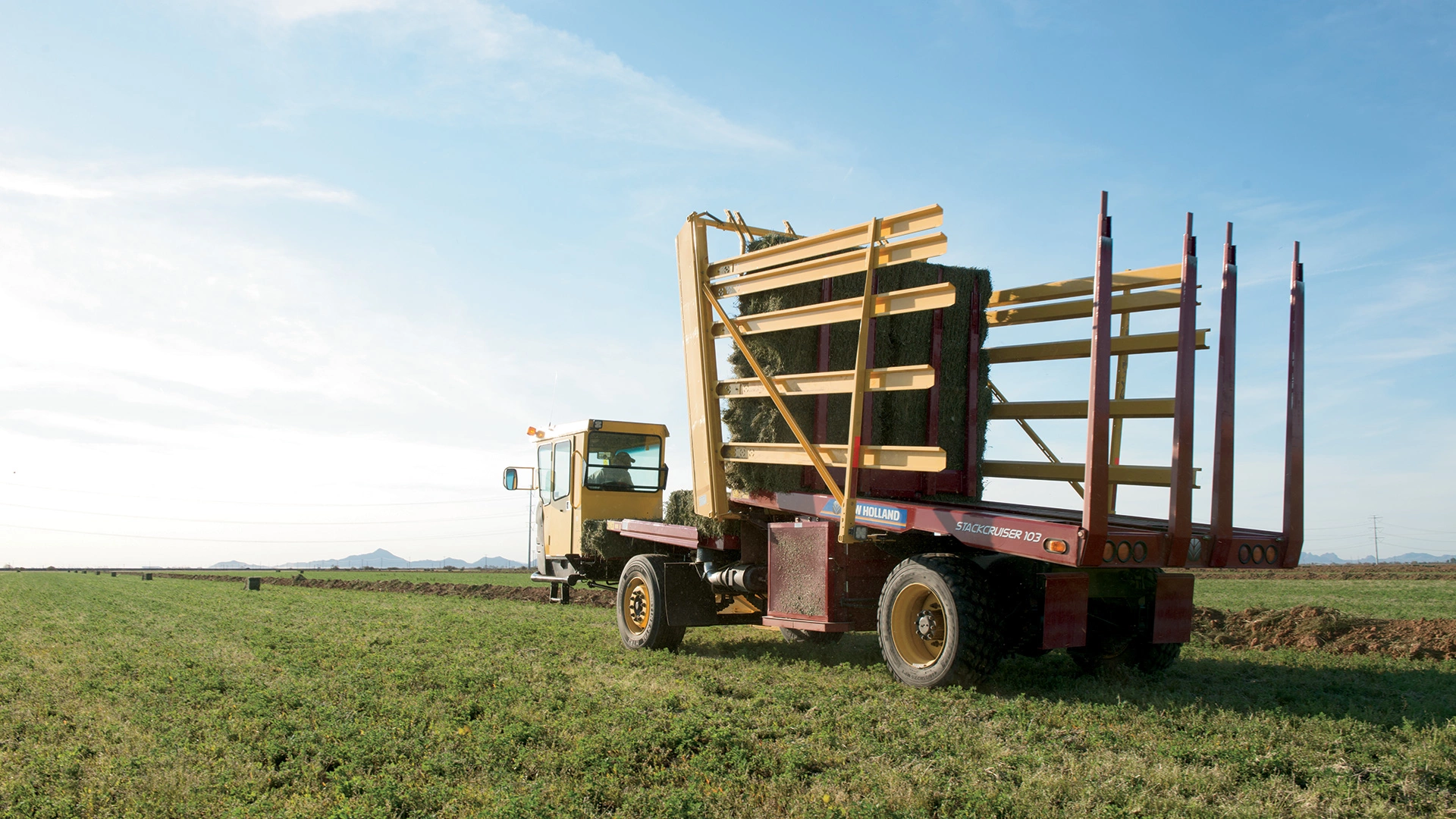 New Holland Stackcruiser® Self-Propelled Bale Wagons