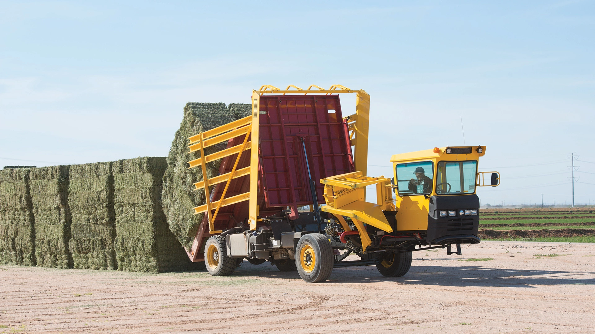 New Holland Stackcruiser® Self-Propelled Bale Wagons