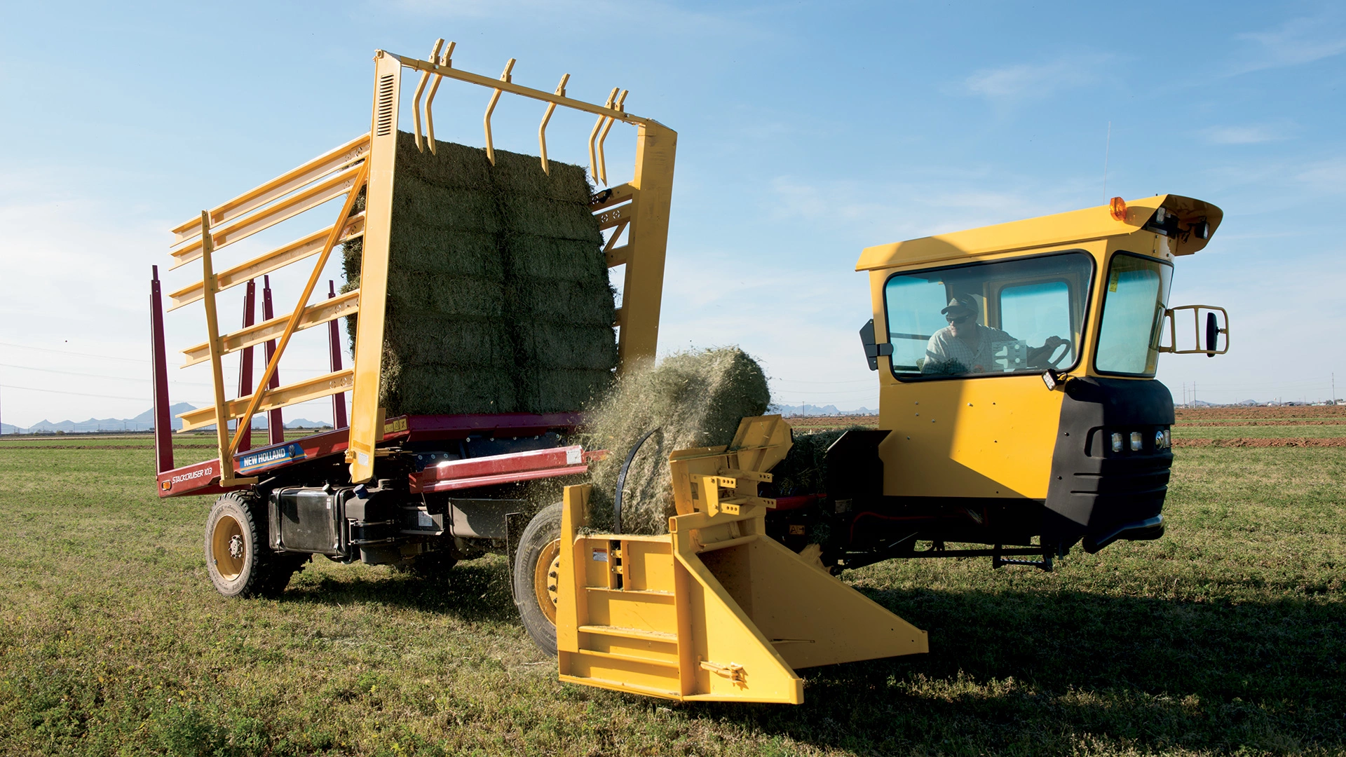 New Holland Stackcruiser® Self-Propelled Bale Wagons