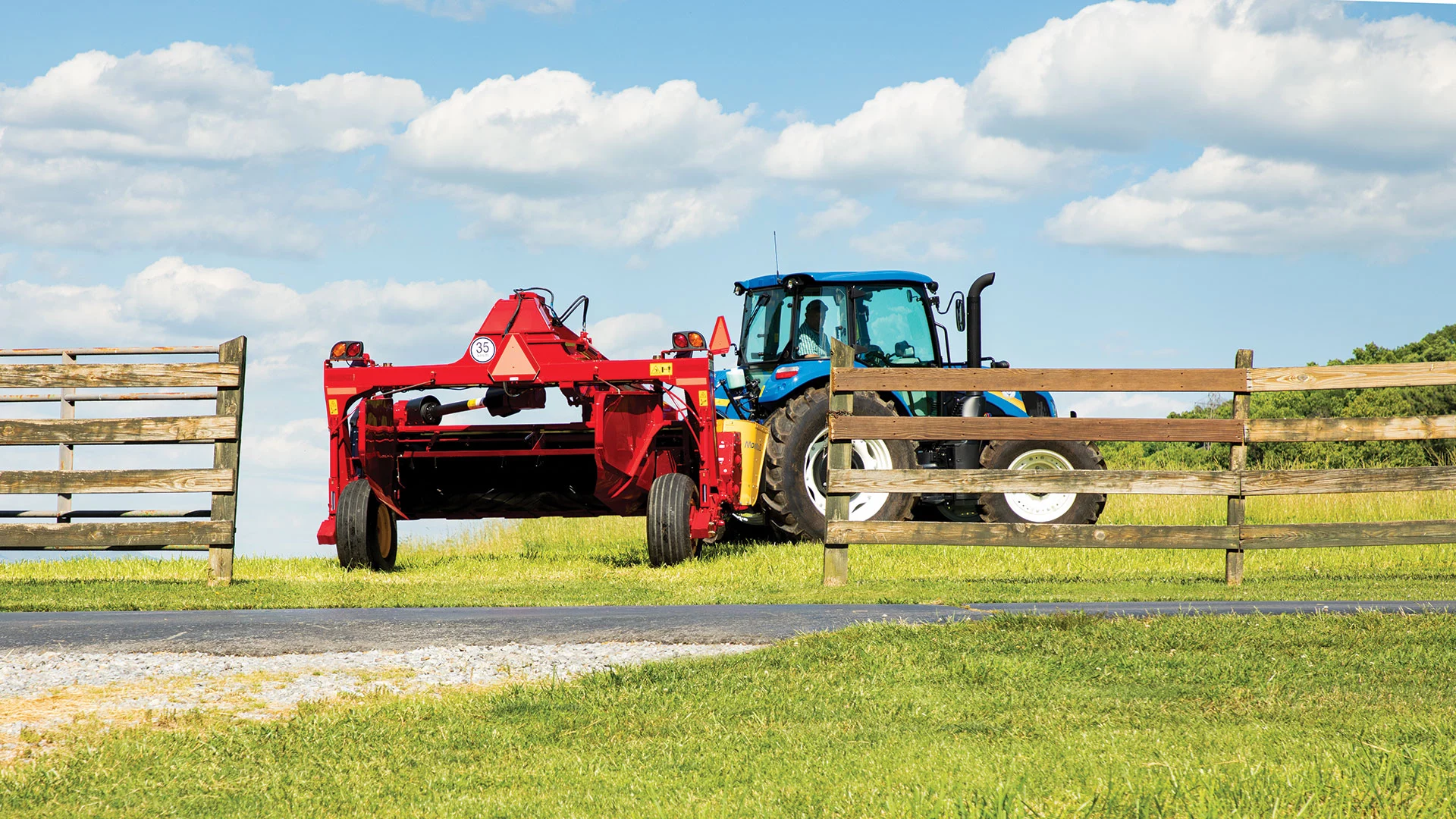 New Holland Discbine® PLUS Center-Pivot Disc Mower-Conditioners