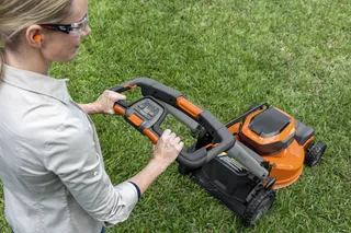 Husqvarna Lawn Xpert LE-322 (battery and charger included)