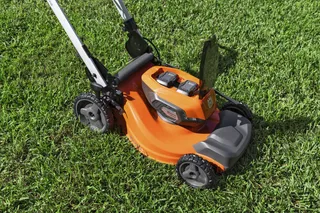 Husqvarna Lawn Xpert LE-322 (battery and charger included)