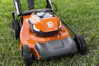 Husqvarna Lawn Xpert LE-322 (battery and charger included)