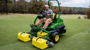 John Deere 2700 E-Cut™ Hybrid Triplex Mower