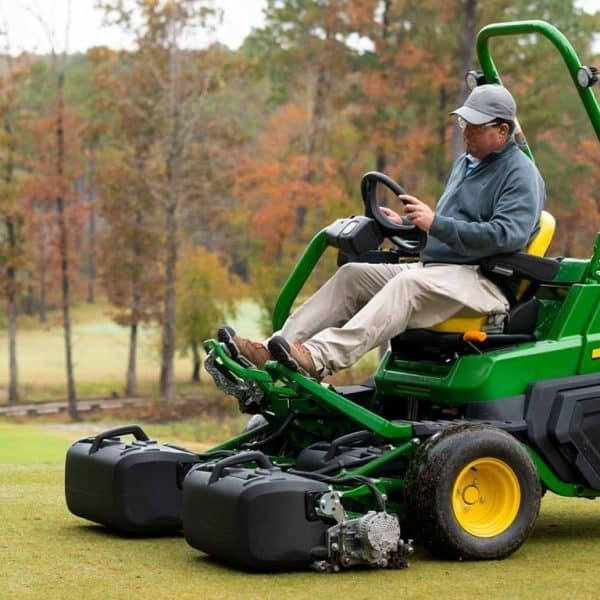 John Deere 2750 E-Cut™ Hybrid Triplex Mower