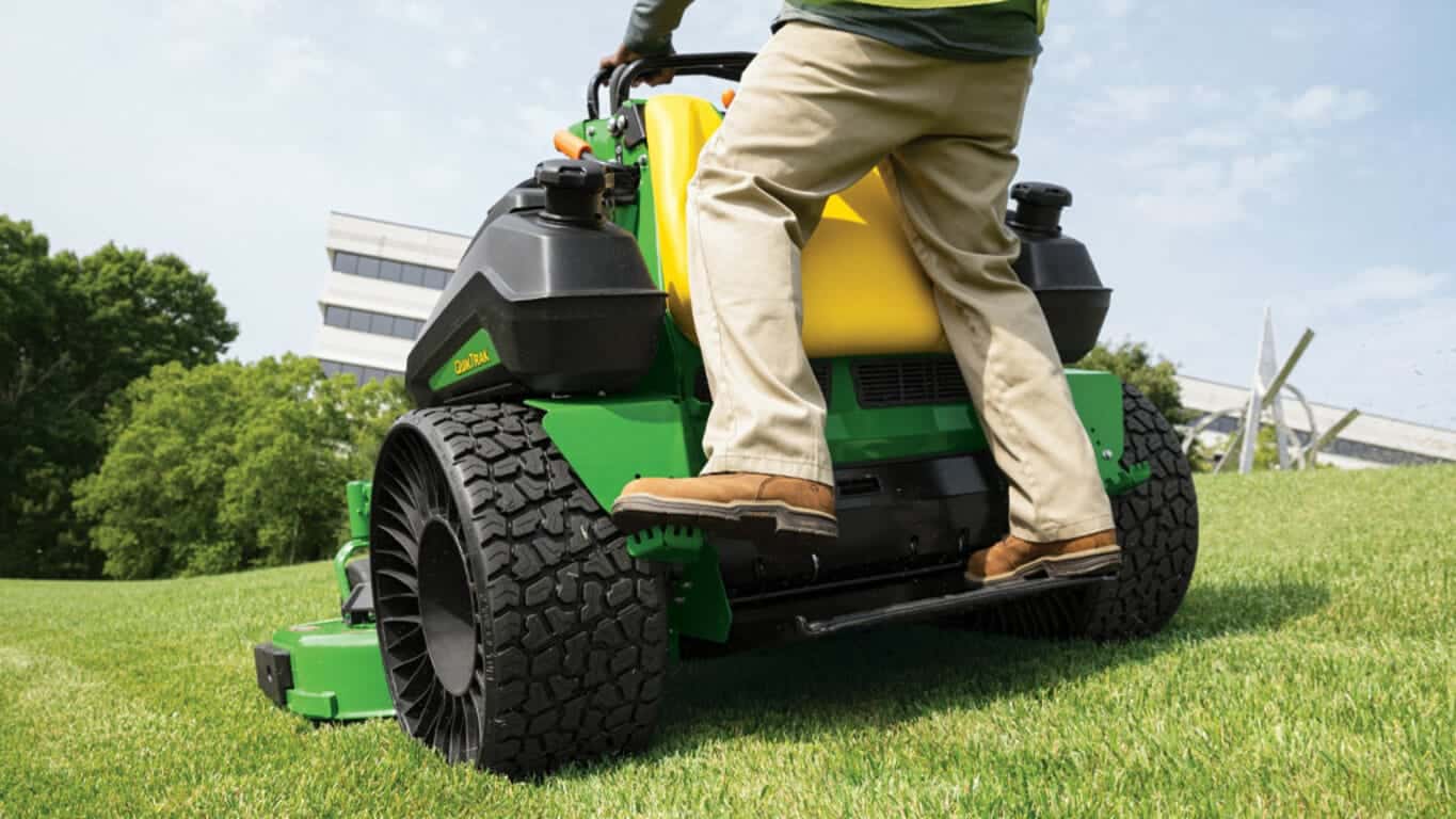 John Deere Q850R QuikTrak™ Stand-On Mower