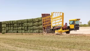 New Holland Stackcruiser® Self-Propelled Bale Wagons