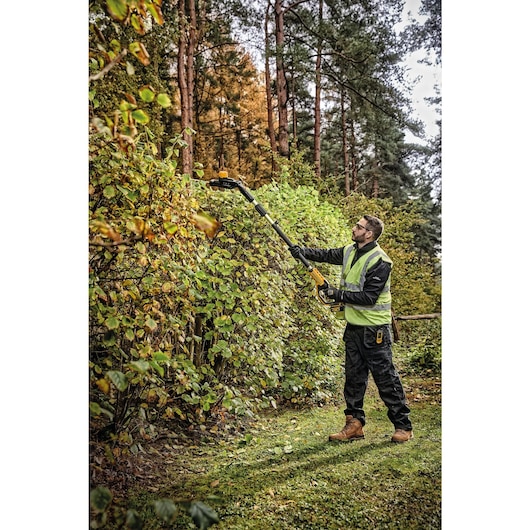 DEWALT 20V MAX* 22 in. Cordless Pole Hedge Trimmer (Tool Only)