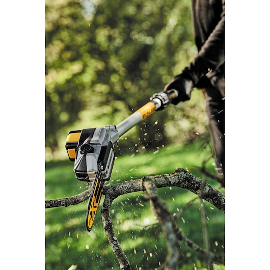 DEWALT 20V MAX* XR Cordless Pole Saw Kit