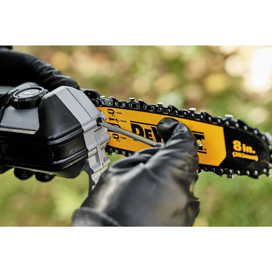 DEWALT 20V MAX* XR Cordless Pole Saw Kit