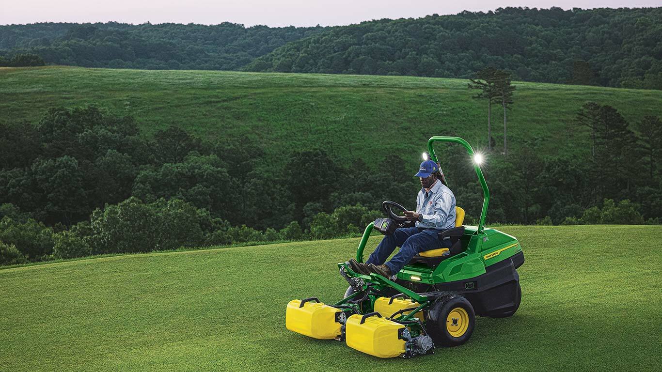 John Deere 2775 E-Cut™ Electric Triplex Mower