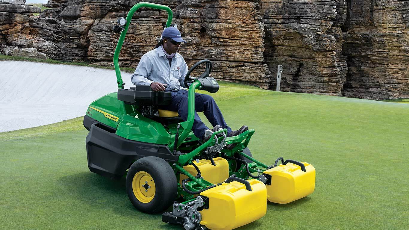 John Deere 2775 E-Cut™ Electric Triplex Mower