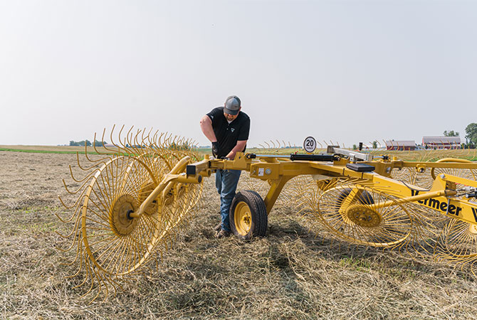 Vermeer VRC1224 Carted Wheel Rake