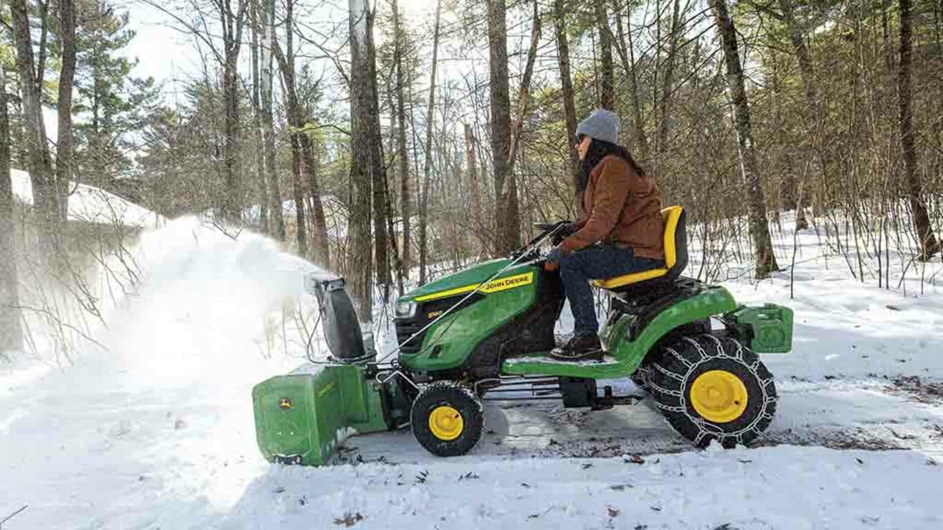 John Deere S140 Lawn Tractor