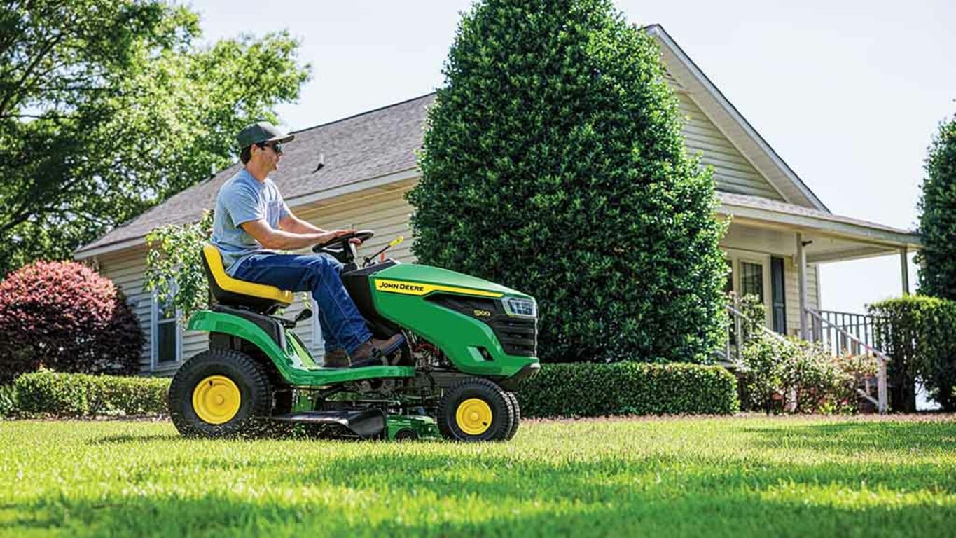 John Deere S100 Lawn Tractor