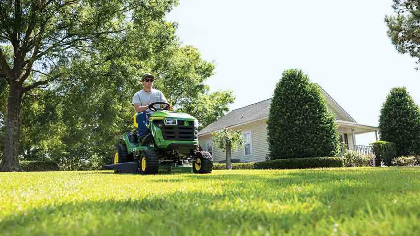 John Deere S100 Lawn Tractor