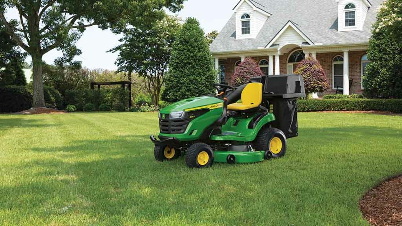 John Deere S140 Lawn Tractor