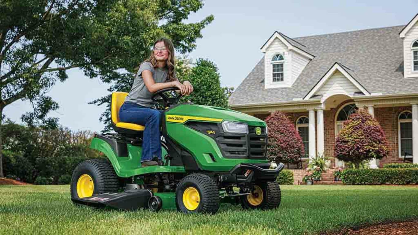 John Deere S140 Lawn Tractor