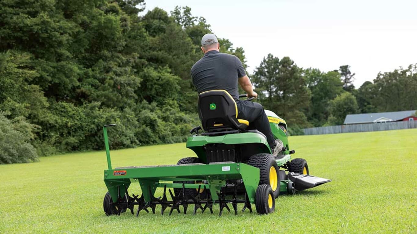 John Deere S140 Lawn Tractor