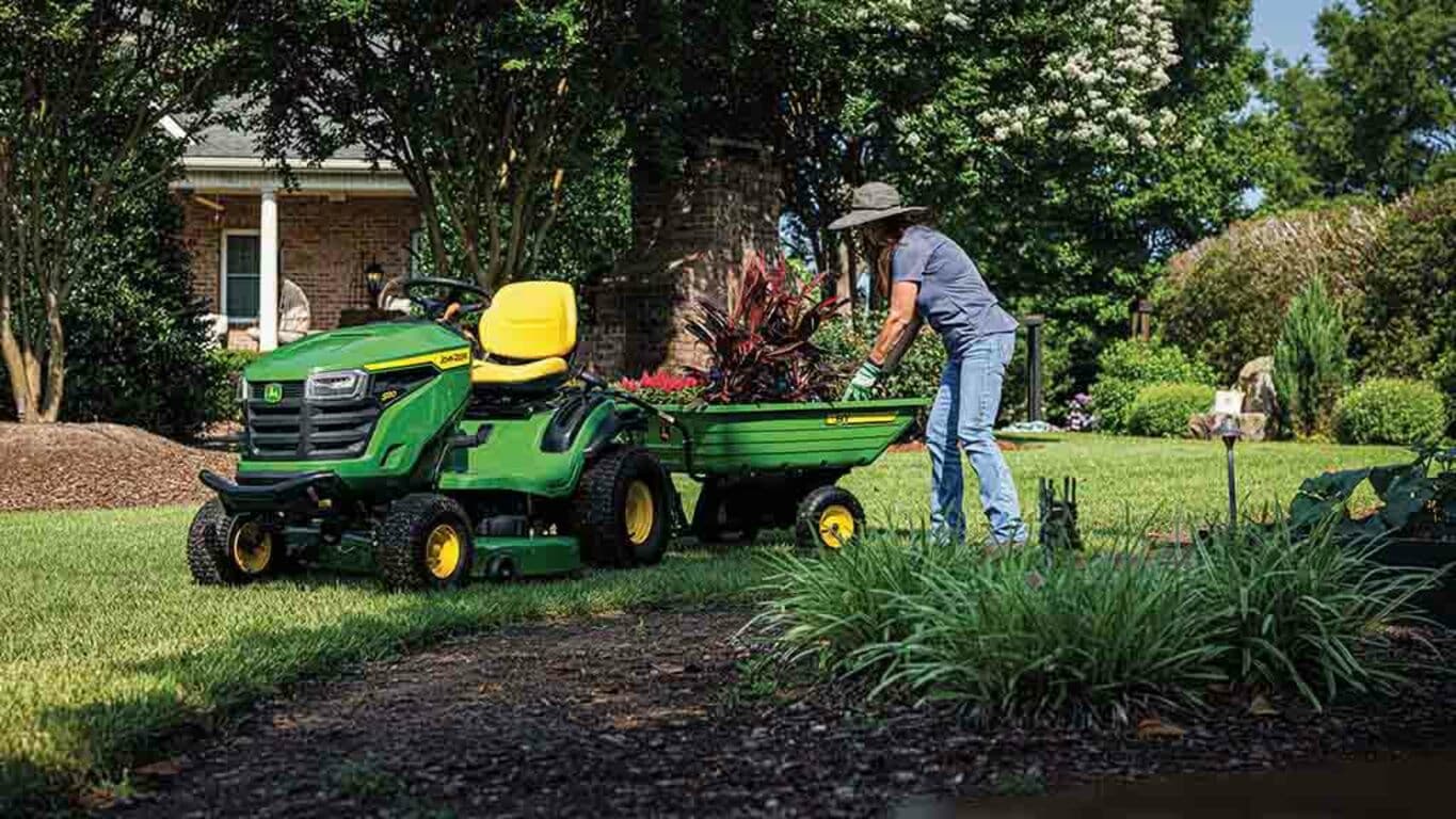 John Deere S130 Lawn Tractor