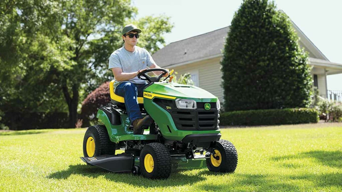 John Deere S100 Lawn Tractor