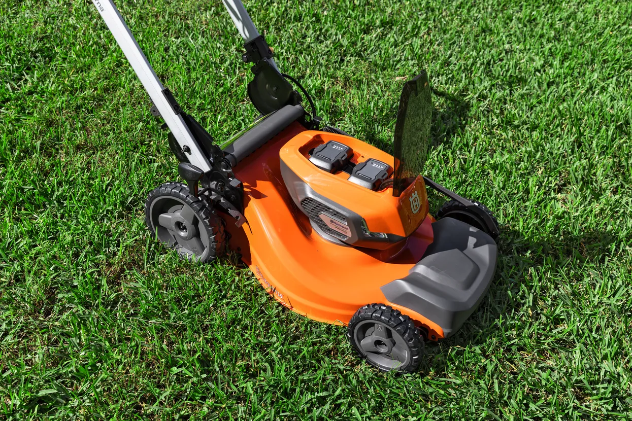 Husqvarna Lawn Xpert LE-322R (battery and charger included)