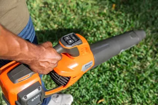 Husqvarna Leaf Blaster 350iB (battery and charger included)